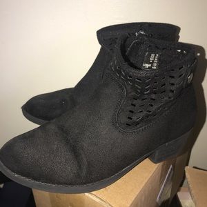Little girls suede boots